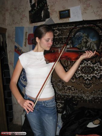 Вика играет на скрипке
