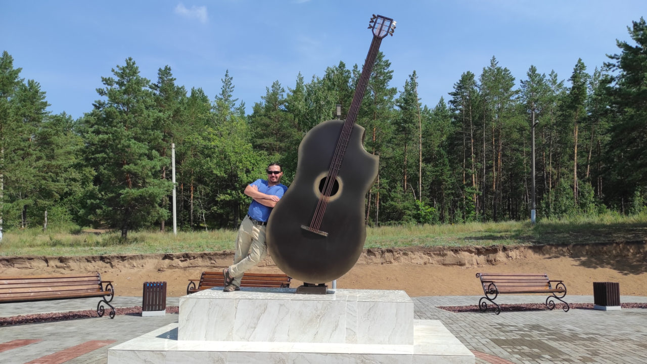 Аффтар поста прислонился к памятнику авторской песне и пляске на Мастрюковских озёрах